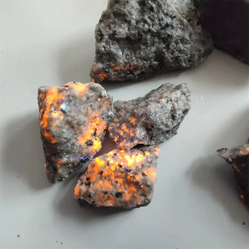 Natural Raw Yooperlites Flame Stone Fluorescent Stone Energy Reiki Specimens Diffuser Oils Stone Home Decoration Stone Decor