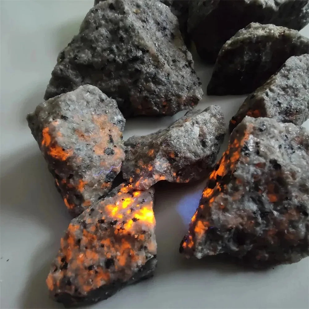 Natural Raw Yooperlites Flame Stone Fluorescent Stone Energy Reiki Specimens Diffuser Oils Stone Home Decoration Stone Decor